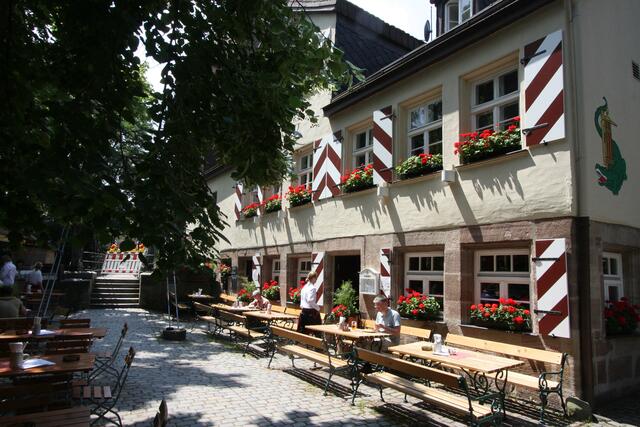 Einmalig gelegen: Der Biergarten „Kettensteg“ öffnet nach dem Lockdown unter neuer Leitung.  | Foto: Udo Dreier