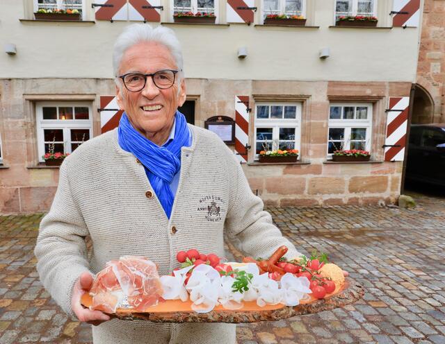 Nürnbergs Gastro-Legende Charly Krestel spendiert 50 Brotzeitbretter und 50x2 Halbe Bier in seinem Kettensteg! | Foto: Udo Dreier