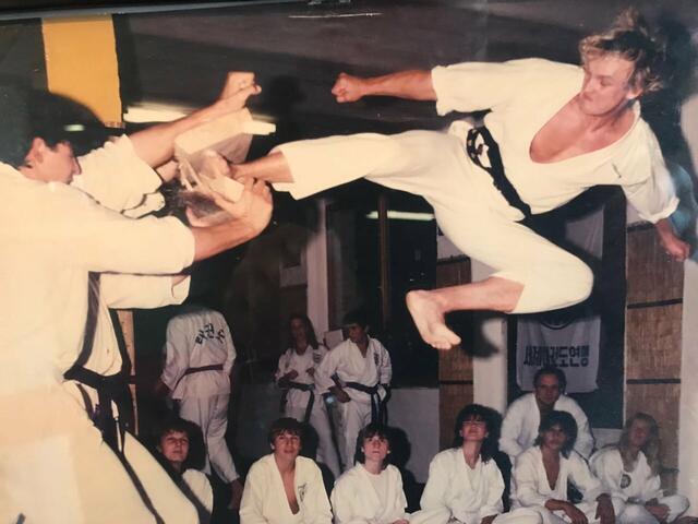 Peter Althof war Deutscher Kickboxmeister und Europameister im Vollkontaktkarate, bildete danach Militärpolizisten und Spezialeinheiten der Bundeswehr im Nahkampf aus.  | Foto: Jürgen Friedrich/oh