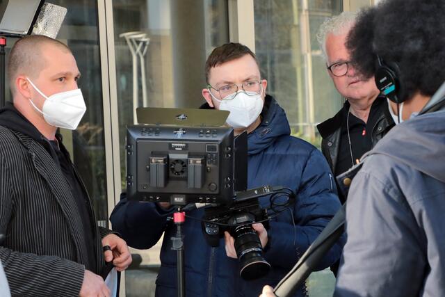 Regisseur Davide Grisolia (Mitte), links daneben Stuntman 
Stefan „die Cobra“ Bluth.
 | Foto: Jürgen Friedrich/oh