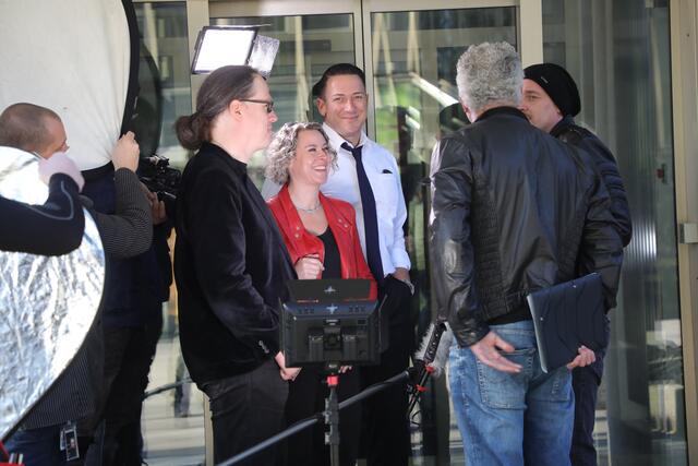 Wie im echten Leben: Stefan Gnad (Brille), Anette Röckl (beide Nürnberger Nachrichten) und Peter Maskow (MarktSpiegel) spielen Journalisten, die von der Polizei befragt werden. | Foto: Jürgen Friedrich/oh