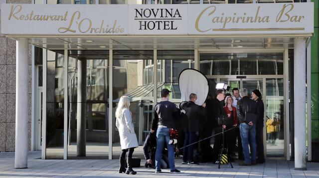 Vor dem Eingang des Novina Hotels im Südwestpark wird eine Szene gedreht. | Foto: Jürgen Friedrich/oh