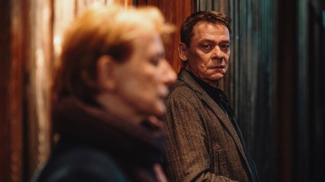 Paula Ringelhahn (Dagmar Manzel) verabschiedet sich von Rolf Glawogger (Sylvester Groth) und geht.  | Foto: BR/Claussen+Putz Filmproduktion GmbH/Hendrik Heiden