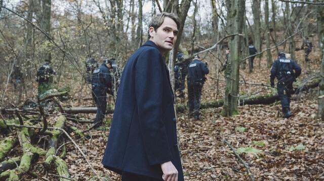 Felix Voss (Fabian Hinrichs) startet mit seinen Kolleginnen und Kollegen die große Suchaktion nach Mike im Wald. | Foto: BR/Claussen+Putz Filmproduktion GmbH/Hendrik Heiden