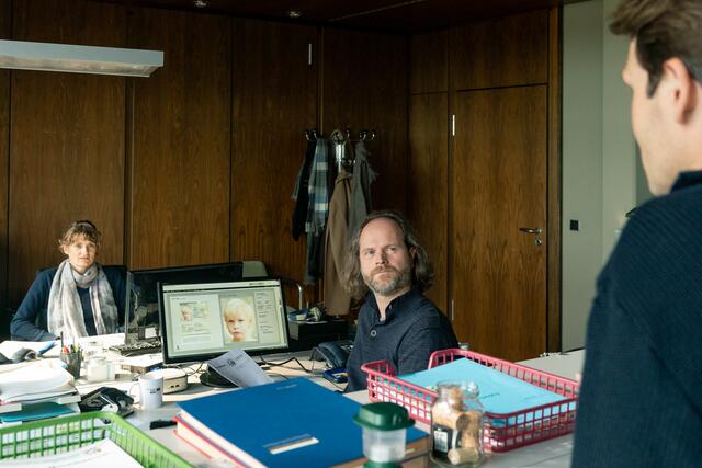 Von links: Wanda Goldwasser (Eli Wasserscheid), Sebastian Fleischer (Andreas Leopold Schadt) und Felix Voss (Fabian Hinrichs) besprechen Neuigkeiten zum Verschwinden von Mike. | Foto: BR/Claussen+Putz Filmproduktion GmbH/Marc Reimann