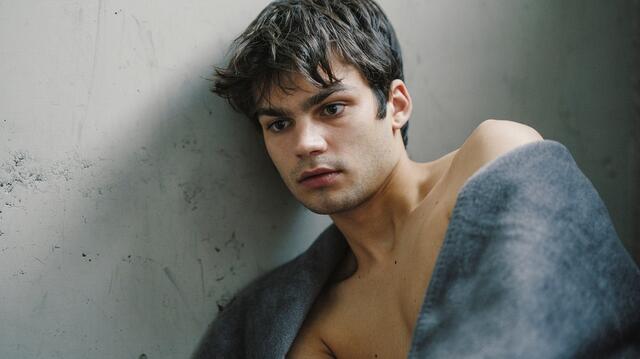 Titus (Simon Frühwirth) in der Ausnüchterungszelle der Polizei.  | Foto: BR/Claussen+Putz Filmproduktion GmbH/Hendrik Heiden