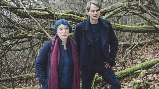 Von links: Paula Ringelhahn (Dagmar Manzel) und Felix Voss (Fabian Hinrichs) vor Beginn der Suchaktion nach dem verschwundenen Mike.  | Foto: BR/Claussen+Putz Filmproduktion GmbH/Hendrik Heiden