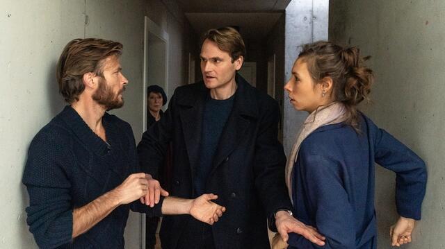 Felix Voss (Fabian Hinrichs, Mitte) und Paula Ringelhahn (Dagmar Manzel, hinten) versuchen von Mikes Eltern (Andreas Pietschmann, links, und Linda Pöppel, rechts) zu erfahren, wo ihr Sohn sich befindet.  | Foto: BR/Claussen+Putz Filmproduktion GmbH/Marc Reimann