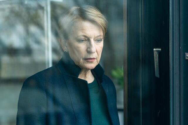 Paula Ringelhahn (Dagmar Manzel) steht nachdenklich am Fenster ihres Büros. | Foto: BR/Claussen+Putz Filmproduktion GmbH/Marc Reimann