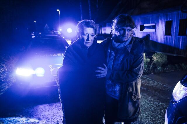 on links: Die verzweifelte Paula Ringelhahn (Dagmar Manzel) wird von Wanda Goldwasser (Eli Wasserscheid) zum Wagen gebracht. | Foto: BR/Claussen+Putz Filmproduktion GmbH/Hendrik Heiden