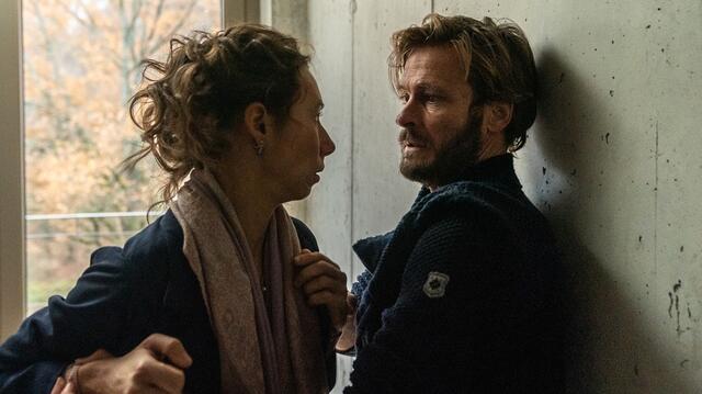 Von rechts: Mikes Eltern (Andreas Pietschmann und Linda Pöppel) streiten sich heftig, als nicht klar ist, wo ihr Sohn steckt.  | Foto: BR/Claussen+Putz Filmproduktion GmbH/Marc Reimann