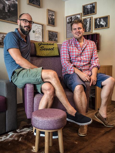 Da staunen die Krimi-Autoren Volker Klüpfel und Michael Kobr: Im AllgäuHotel Tanneck gibt es für ihren Romanhelden Kluftinger, den schrulligen aber stets sympathischen und blitzgescheiten Allgäuer Kommissar, eigene Suiten!  | Foto: AllgäuHotel Tanneck