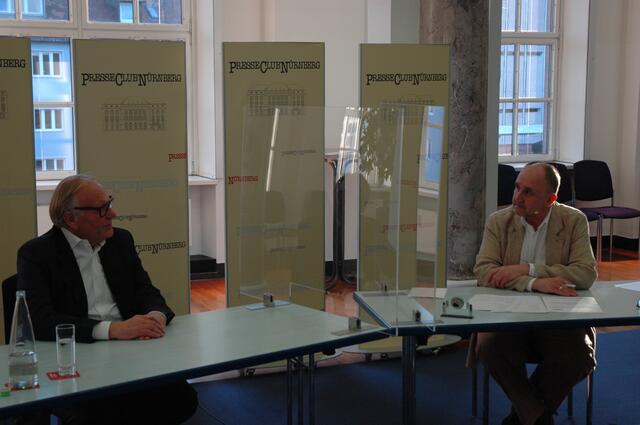 Mit Abstand: Thomas Grethlein beim Talk mit Moderator und Presseclub-Vorsitzendem Dr. Siegfried Zelnhefer.