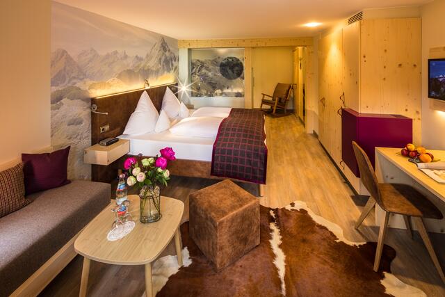 Echtes und Traditionelles mit viel Phantasie und lifestyliger
Moderne kombiniert – so zeigen sich die Zimmer im Tanneck. | Foto: AllgäuHotel Tanneck