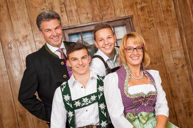 Sympathische Gastgeber: Patricia Fischer-Schwegler und Thomas Fischer mit ihren Söhnen Florian und Dominik. | Foto: AllgäuHotel Tanneck