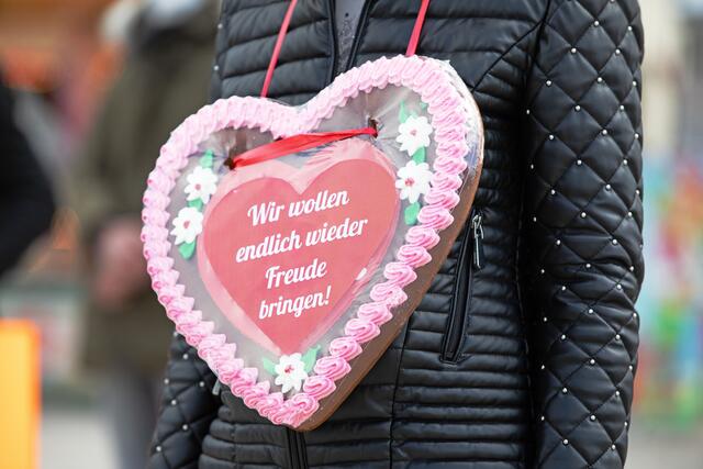 Erneut wurde das Nürnberger Frühlingsfest abgesagt. Die Schaustellerinnen und Schausteller wiesen auf dem Volksfestplatz auf ihre schwierige Situation hin.  | Foto: Axel Eisele / Stadt Nürnberg