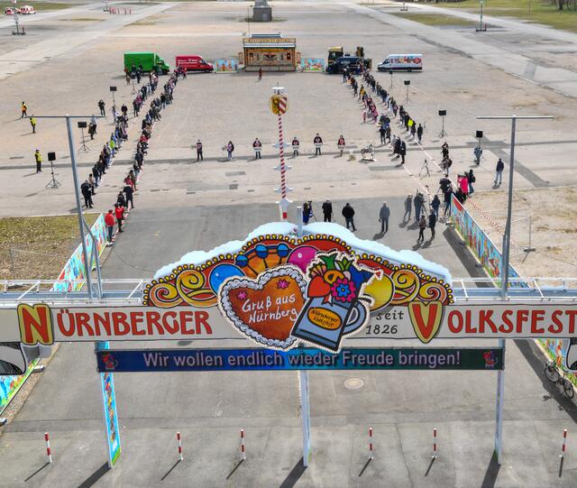 Erneut wurde das Nürnberger Frühlingsfest abgesagt. Die Schaustellerinnen und Schausteller wiesen auf dem Volksfestplatz auf ihre schwierige Situation hin.  | Foto: Berny Meyer