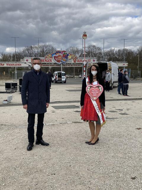 Wirtschaftsreferent Dr. Michael Fraas mit Volksfestkönigin Christina Späth.  | Foto: Axel Eisele / Stadt Nürnberg