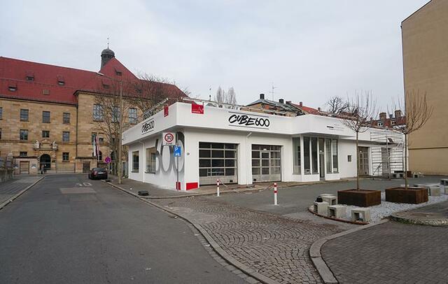 Der Cube 600 befindet sich gegenüber dem Memorium auf dem Gelände einer ehemaligen Kfz-Werkstatt. In den letzten Monaten hat die Stadt Nürnberg das Gebäude angelehnt an das Konzept eines ,,White Cube" (Weißer Würfel) instandgesetzt. Mit dem Cube 600 erhält das Memorium zum ersten Mal Raum für Wechsel- und Wanderausstellungen, in dem auch besondere Projekte oder Veranstaltungen realisiert werden können.