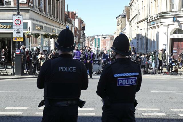 Zwei Polizisten vor Schloss Windsor, am Morgen vor der Beisetzung des britischen Prinzen Philip, Herzog von Edinburgh.  | Foto: Andrew Matthews/PA Wire/dpa