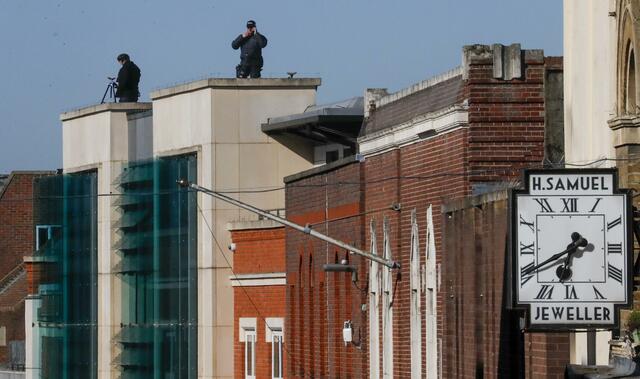 Polizisten auf einem Dach vor der Beisetzung von Prinz Philip, Herzog von Edinburgh.  | Foto: Frank Augstein/AP/dpa