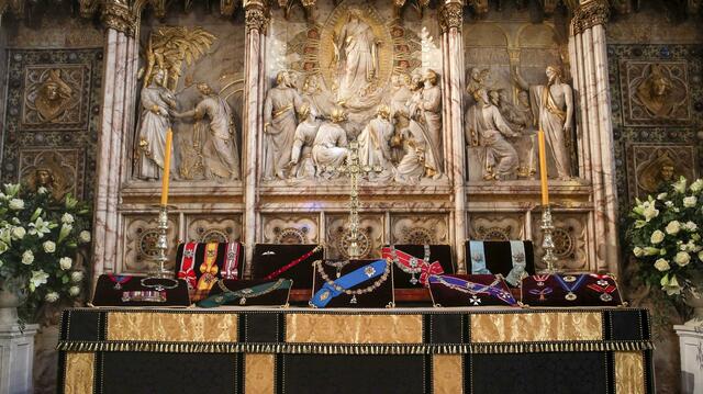 Die Insignien des britischen Prinzen Philip, Herzog von Edinburgh, auf dem Altar in der St.-Georgs-Kapelle von Schloss Windsor.  | Foto:  Steve Parsons/PA Wire/dpa