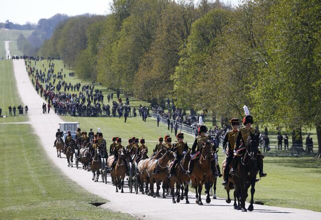 Die Armeeeinheit "King's Troop Royal Horse Artillery" reitet zum Schloss Windsor.  | Foto: Phil Noble/Pool Reuters/dpa
