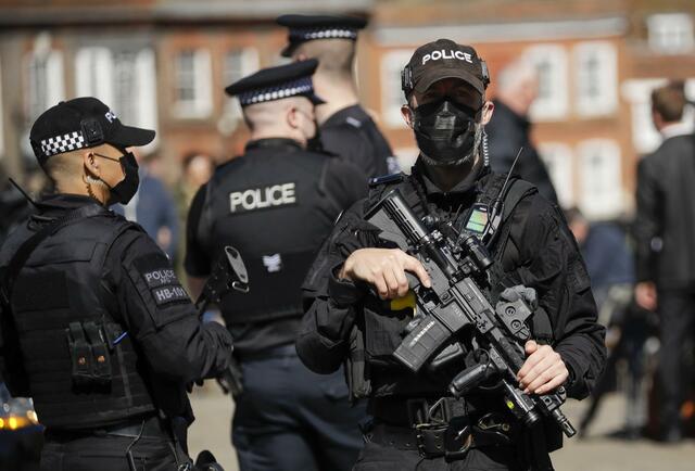 Schwer bewaffnete Polizisten patrouillieren vor Schloss Windsor vor der Beisetzung des britischen Prinzen Philip, Herzog von Edinburgh.  | Foto: Matt Dunham/AP/dpa