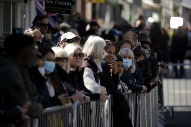 Schaulustige warten an den Absperrungen vor Schloss Windsor.  | Foto:  Matt Dunham/AP/dpa