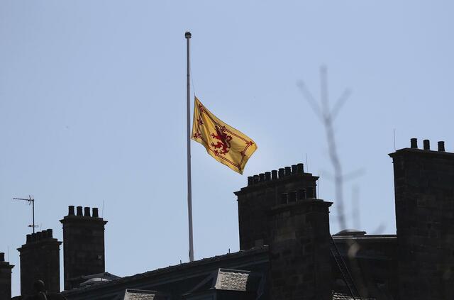 Die Flagge am Holyrood Palace in Edinburgh weht auf halbmast.  | Foto: Scott Heppell/ap/dpa