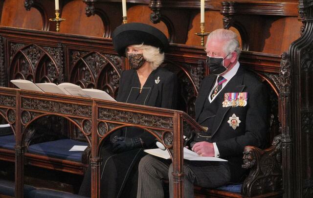 Camilla, Herzogin von Cornwall und Charles, Prinz von Wales, während der Trauerfeier in der St.-Georgs-Kapelle.  | Foto: Dominic Lipinski/PA Wire/dpa