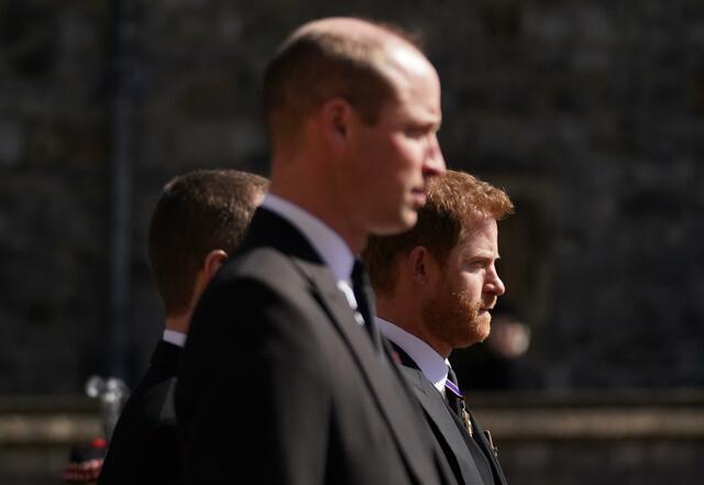 Prinz William (l) und sein Bruder Prinz Harry nehmen an dem Trauermarsch auf Schloss Windsor teil.