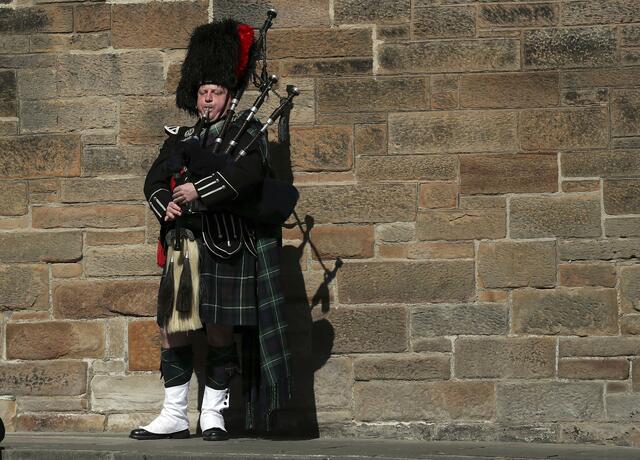 Ein Dudelsackspieler spielt auf der Royal Mile in Edinburgh anlässlich der Beisetzung des britischen Prinzen Philip, Herzog von Edinburgh.  | Foto:  Scott Heppell/ap/dpa