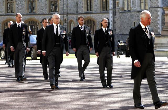 Prinz William (l-r), Herzog von Cambridge, Prinz Andrew, Herzog von York und Prinz Harry, Herzog von Sussex, Prinz Edward, Graf von Wessex gehen hinter dem Sarg.  | Foto: Alastair Grant/PA Wire/dpa