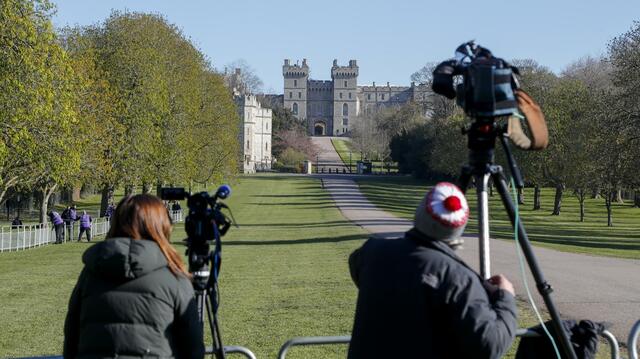 Medienvertreter warten vor der Beisetzung des britischen Prinzen Philip, Herzog von Edinburgh, vor Schloss Windsor.  | Foto: Frank Augstein/AP/dpa