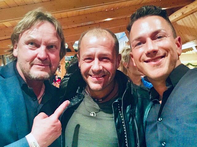 ,,Macho Man" und Promi-Bodyguard Peter Althof (l.) mit Willi Herren (Mitte) und MarktSpiegel-Chefredakteur Peter Maskow in guten Zeiten auf dem Nürnberger Volksfest.