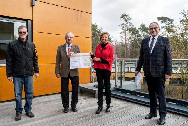 Die liebenswerten Retter in der Not der Manfred Roth Stiftung waren wieder im Tierheim Nürnberg (v.l.): Vizepräsident des TSV Christoph Maier, Stiftungsvorstand Dr. Wilhelm Polster, Dagmar Wöhrl, Präsidentin TSV sowie Klaus Teichmann Stiftungsrat. | Foto: Tierheim Nürnberg