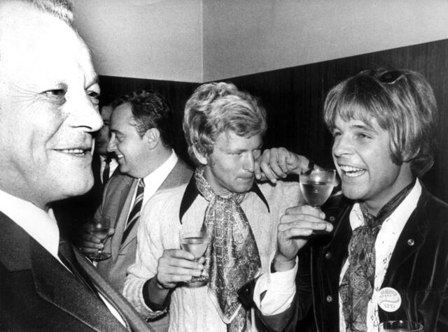 Willy Brandt begrüßt in Marl auf seiner Wahlkampfreise (1969) den Schauspieler Thomas Fritsch. Foto:  | Foto: Bertram/dpa