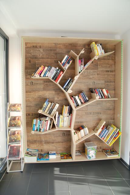 Der "Bücherbaum" im Hotel Knorz.