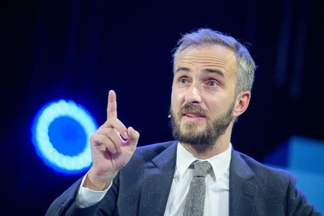 Der Satiriker Jan Böhmermann äußert Kritik an den Clips und macht auf Twitter mit dem Hashtag #allenichtganzdicht klar, was er von der Aktion hält.  | Foto: Matthias Balk/dpa