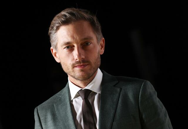 Schauspieler Volker Bruch sagt zu Beginn seines Clips "Ich habe Angst" und appelliert dann zynisch an die Regierung: "Macht uns mehr Angst.".  | Foto: Christian Charisius/dpa
