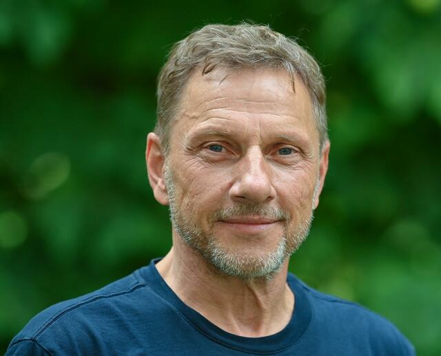 Richy Müller macht sich "sehr große Sorgen" um das Coronavirus und erklärt in seinem Video daher ironisch, er atme deshalb immer in zwei Plastiktüten. | Foto: Patrick Pleul/dpa-Zentralbild/dpa