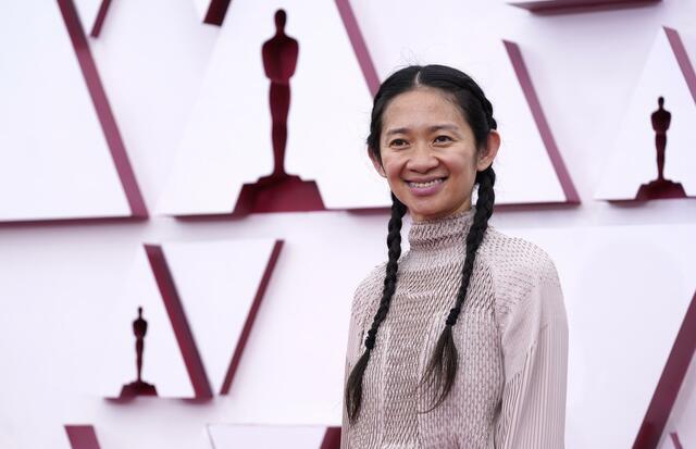 Regisseurin Chloé Zhao gewinnt den Oscar für die beste Regie. | Foto: Chris Pizzello/Pool AP/dpa