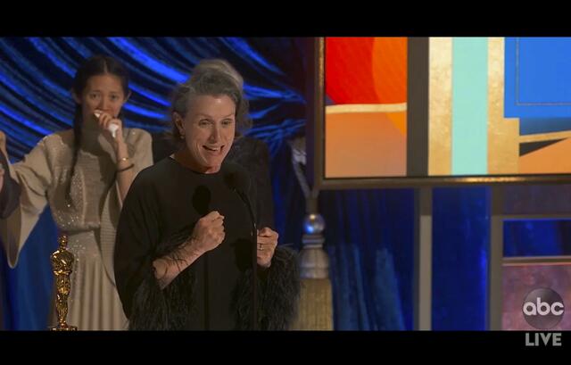 In diesem von ABC zur Verfügung gestellten Videostandbild nimmt Schauspielerin Frances McDormand den Oscar für den besten Film für "Nomadland" entgegen.  | Foto: Uncredited/ABC/AP/dpa