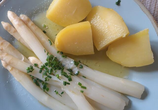 Mit Salzkartoffeln und einer Sauce Hollandaise sind die weißen Stangen ein Hochgenuss.
