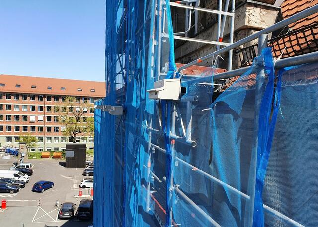 Ersatznistkästen am Gerüst des Baumeisterhaus dienen als Brutplatz auf Zeit.