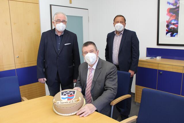 Auch die Bürgermeisterkollegen Volker Schaffer (l.) und Joschi Leisinger (r.) gratulieren mit einer Jubiläumstorte.