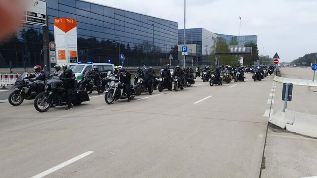 Sie kommen: Aktuelles Bild der Motorrad-Demo am 1. Mai.  | Foto: Udo Dreier