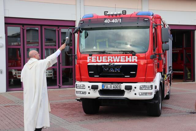 Der katholische Pfarrer Matthias Stepper segnet das neue Löschgruppenfahrzeug. | Foto: © Stadt Oberasbach