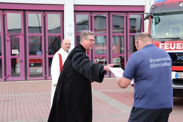 Nach der Segnung übergibt der evangelische Pfarrer Uwe Zeh eine Urkunde mit den besten Segenswünschen an den Kommandanten der Oberasbacher Feuerwehr Klaus Kondert.	 | Foto: © Stadt Oberasbach